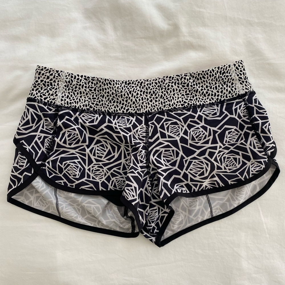 Black and white Lululemon Speed Short - size 6